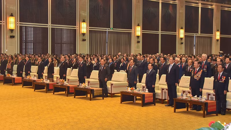 Các đại biểu thực hiện nghi thức chào cờ tại buổi lễ. (Ảnh: Cộng tác viên)