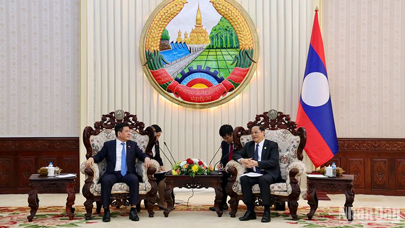 Bộ trưởng Công thương Nguyễn Hồng Diên tiếp kiến Thủ tướng Lào Sonexay Siphandone. Ảnh: Trịnh Dũng