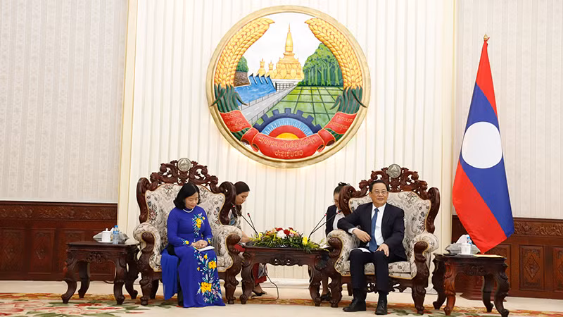 Đồng chí Bùi Thị Minh Hoài và Thủ tướng Chính phủ Lào Sonexay Siphandone. (Ảnh: TRỊNH DŨNG)