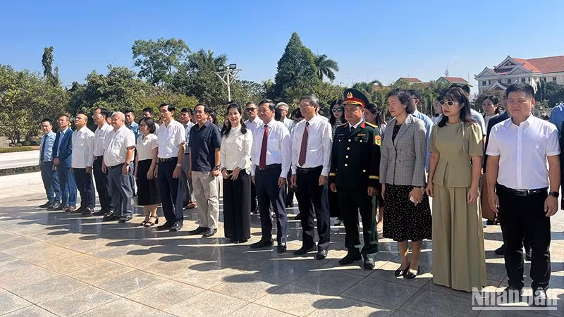 Các đại biểu thành kính dâng hoa trước Tượng đài Chủ tịch Kaysone Phomvihane, người bạn lớn và vô cùng thân thiết của nhân dân Việt Nam. Ảnh: Trịnh Dũng