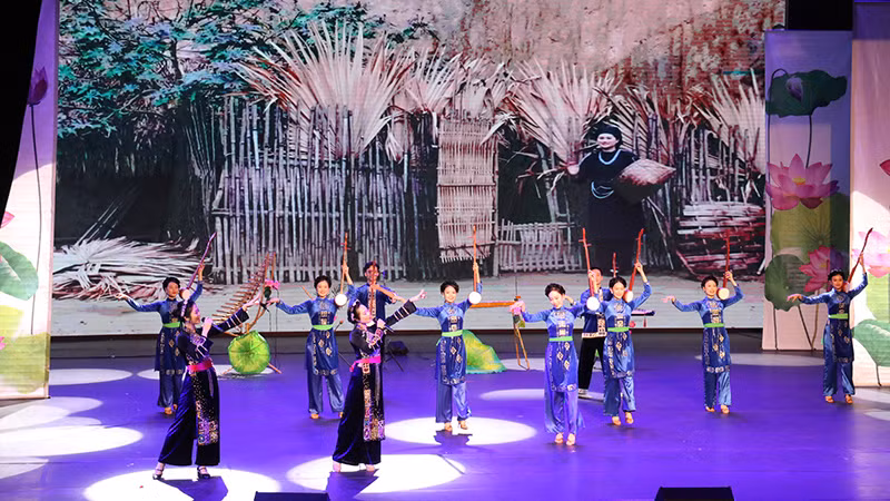 Một tiết mục do các nghệ sĩ Việt Nam trình diễn trong trang phục dân tộc. (Ảnh: Trịnh Dũng)