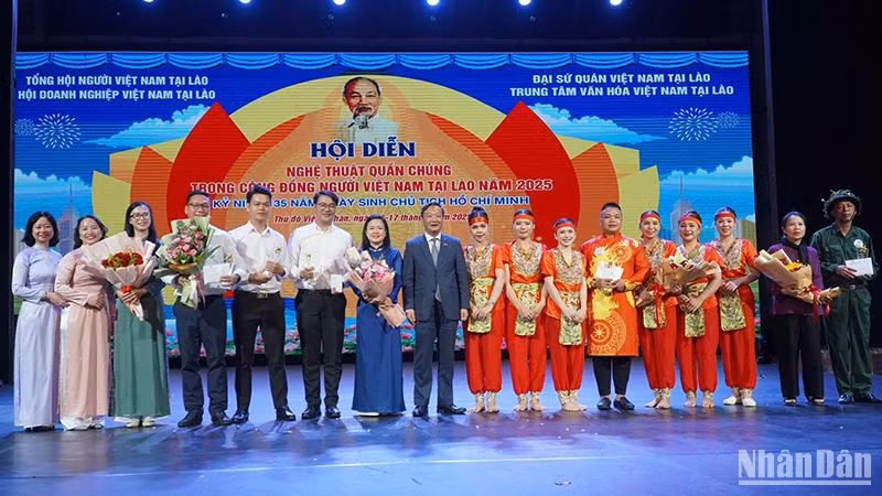 Đại sứ Nguyễn Minh Tâm trao giải Nhất cho các tiết mục đạt giải. Ảnh: Hải Tiến