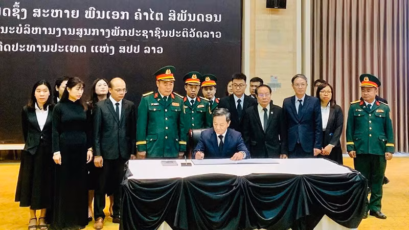 Đại sứ Việt Nam tại Lào Nguyễn Minh Tâm ghi sổ tang tưởng niệm đồng chí Khamtay Siphandone. (Ảnh: Hải Tiến)