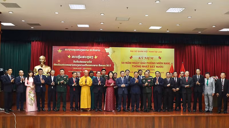 Các đại biểu chụp ảnh lưu niệm tại buổi lễ. (Ảnh: Hải Tiến)