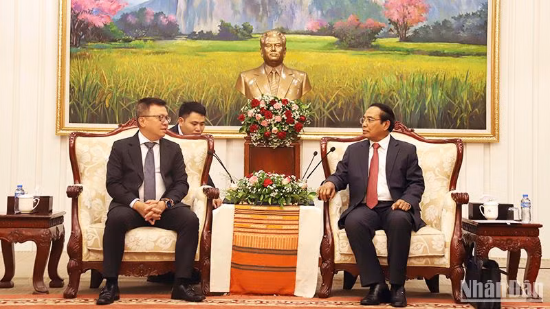 Thường trực Ban Bí thư Đảng Nhân dân Cách mạng Lào, Phó Chủ tịch nước Lào Bounthong Chitmany tiếp thân mật đồng chí Lê Quốc Minh cùng Đoàn đại biểu Báo Nhân Dân. (Ảnh: Hải Tiến)
