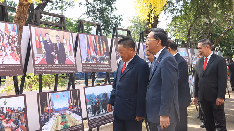 Đại sứ Nguyễn Minh Tâm cùng các đại biểu tham quan triển lãm ảnh. (Ảnh: Hải Tiến)