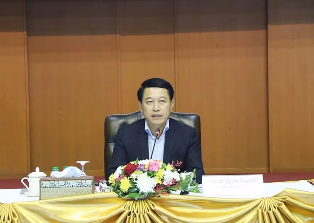 Phó Thủ tướng, Bộ trưởng Ngoại giao Lào Saleumxay Kommasith chủ trì cuộc họp về công tác chuẩn bị tổ chức Hội nghị. Ảnh: Báo Pasaxon