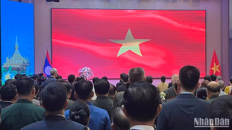 Các đại biểu chào cờ tại Lễ kỷ niệm. (Ảnh: TRỊNH DŨNG)