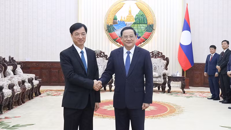 Thủ tướng Chính phủ Lào tiếp đồng chí Nguyễn Duy Ngọc. Ảnh: Trịnh Dũng