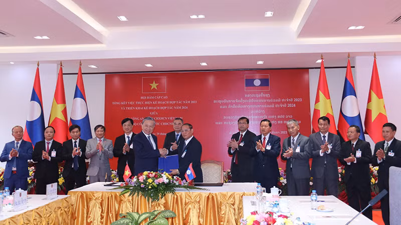 Ký kết Kế hoạch hợp tác năm 2024 giữa hai Bộ Công an hai nước Việt Nam-Lào. Ảnh: Hải Tiến