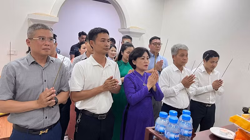 Cộng đồng người Việt Nam tại Bắc Lào dâng hương tưởng nhớ Chủ tịch Hồ Chí Minh. (Ảnh: Hải Tiến)