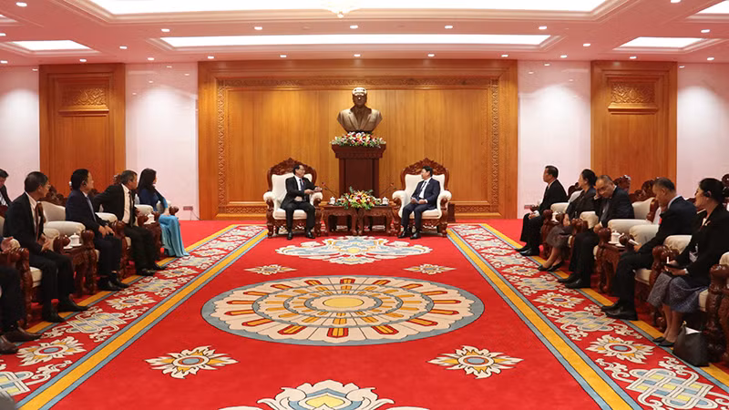 Đoàn đại biểu Quốc hội Việt Nam do Phó Chủ tịch Quốc hội Trần Quang Phương dẫn đầu đến chào Chủ tịch Quốc hội Lào Saysomphone Phomvihane. (Ảnh: HẢI TIẾN)