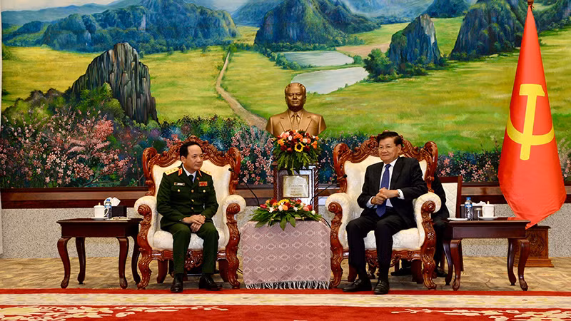 Đồng chí Thongloun Sisoulith và Thượng tướng Trịnh Văn Quyết trao đổi một số vấn đề của hai nước Việt Nam-Lào. (Ảnh: TRỊNH DŨNG)