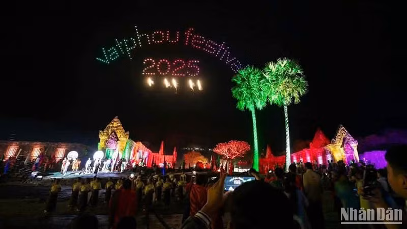 Màn trình diễn drone đặc sắc tại lễ khai mạc. (Ảnh: HẢI TIẾN)