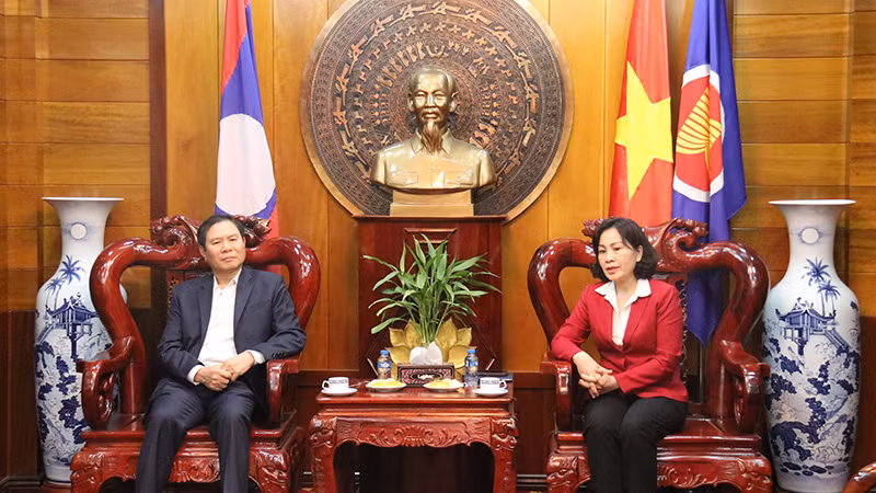 Thượng tướng Nguyễn Tân Cương đến thăm Tổng lãnh sự quán Việt Nam tại Luang Prabang. Ảnh: Trịnh Dũng