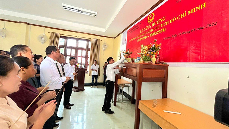 Các đại biểu thành kính dâng hương kỷ niệm Ngày sinh Chủ tịch Hồ Chí Minh. (Ảnh: Hải Tiến)