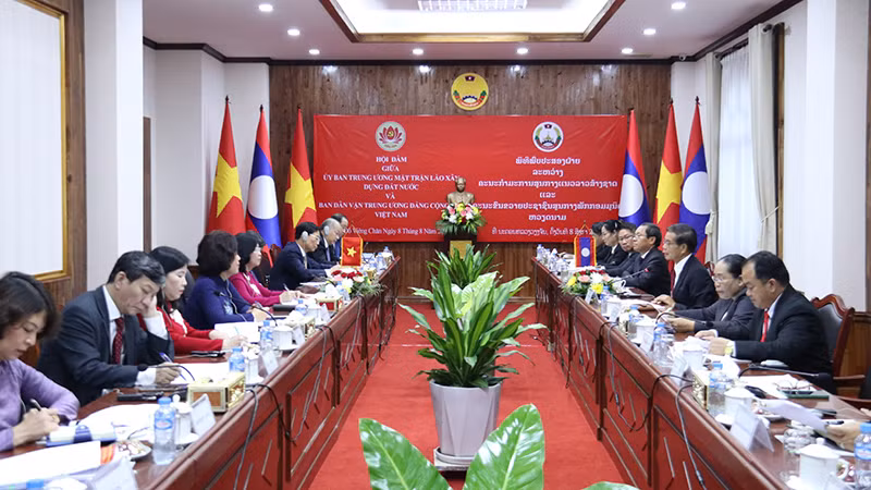 Đồng chí Bùi Thị Minh Hoài hội đàm với đồng chí Sinlavong Khoutphaythoune, Ủy viên Bộ Chính trị, Chủ tịch Ủy ban Trung ương Mặt trận Lào Xây dựng đất nước. (Ảnh: TRỊNH DŨNG)