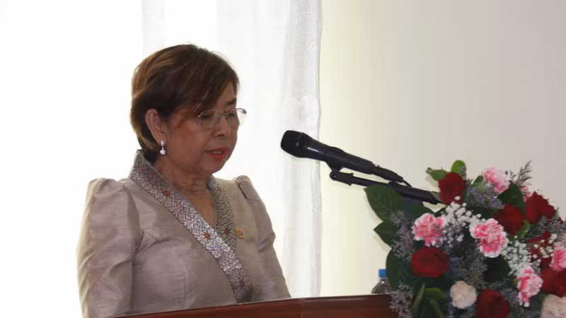 Bà Trần Thị Bạch Lan, Phó Chủ tịch Hội người Việt Nam tỉnh Savannakhet phát biểu tham luận tại hội nghị. (Ảnh: Hải Tiến)