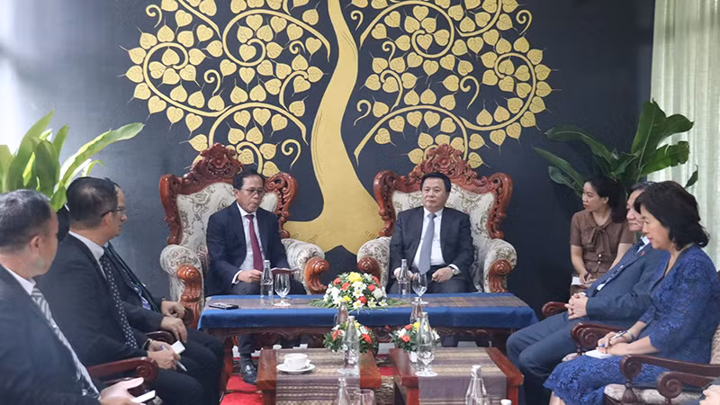 Đồng chí Nguyễn Xuân Thắng tiếp Lãnh đạo tỉnh Luang Prabang. (Ảnh: Trịnh Dũng)