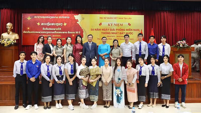 Đại sứ Nguyễn Minh Tâm chụp ảnh lưu niệm với các thế hệ trẻ Việt Nam-Lào. (Ảnh: Hải Tiến)