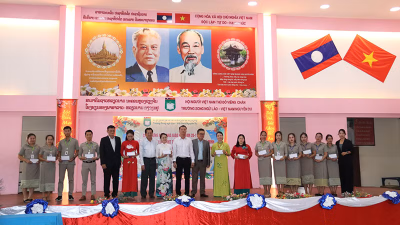 Trao tặng quà của Ủy ban Mặt trận Tổ quốc thành phố Hồ Chí Minh cho giáo viên nhà trường.