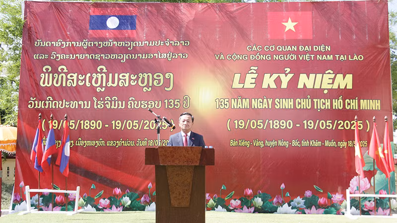 Đại sứ Nguyễn Minh Tâm đọc diễn văn tại buổi lễ. (Ảnh: HẢI TIẾN)