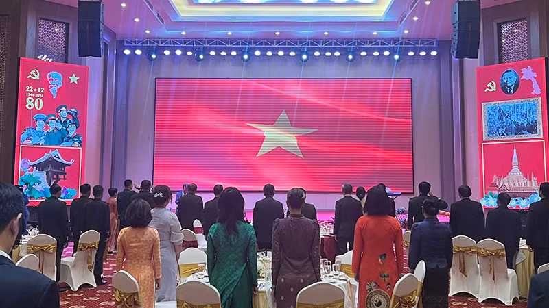 Các đại biểu thực hiện nghi lễ chào cờ tại sự kiện. (Ảnh: TRỊNH DŨNG)