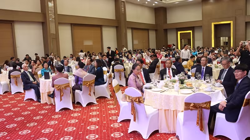 Các đại biểu tại buổi chiêu đãi. Ảnh: Hải Tiến