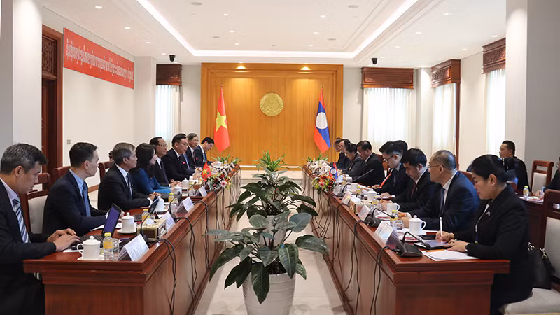 Đoàn đại biểu Quốc hội Việt Nam do Thượng tướng, Phó Chủ tịch Quốc hội Trần Quang Phương làm Trưởng đoàn hội đàm với Đoàn đại biểu Quốc hội Lào do Phó Chủ tịch Quốc hội Lào Souvone Leuangbounmy làm Trưởng đoàn. (Ảnh: HẢI TIẾN)