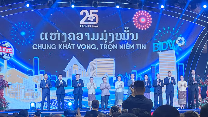 Lãnh đạo Đảng, Nhà nước Lào cùng lãnh đạo Ngân hàng Nhà nước Việt Nam chúc mừng LaoVietBank. (Ảnh: Hải Tiến)
