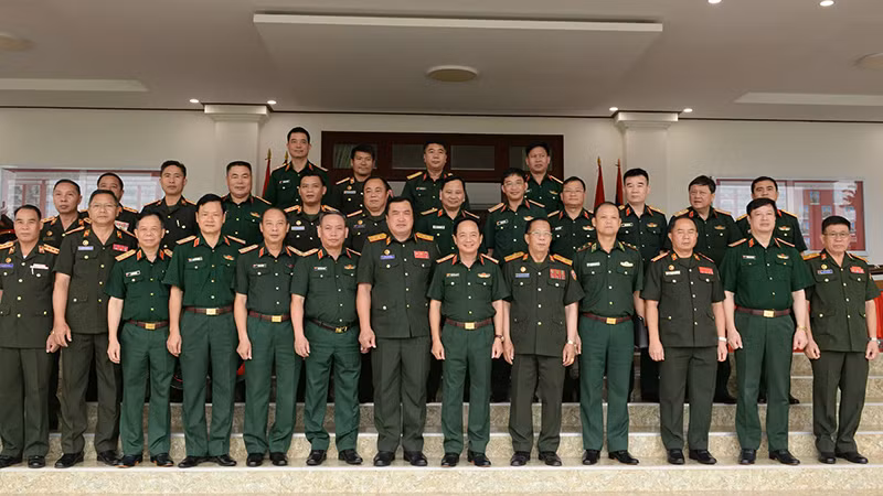 Thượng tướng Trịnh Văn Quyết với cán bộ Trường Lý luận chính trị Quân đội nhân dân Lào. Ảnh: Trịnh Dũng