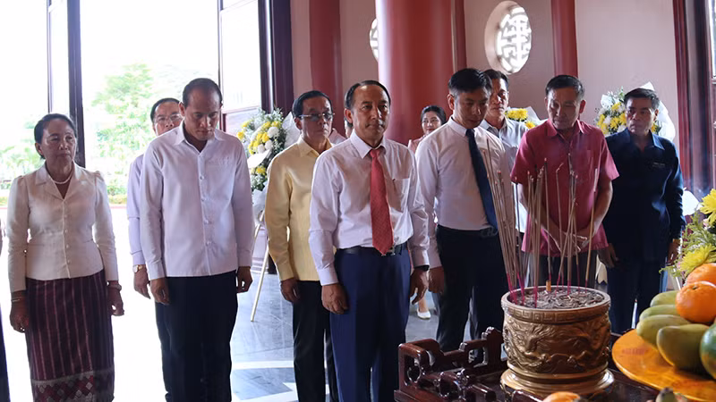 Đoàn đại biểu lãnh đạo tỉnh Khammouane (Lào) dâng hương tưởng niệm Chủ tịch Hồ Chí Minh. Ảnh: TRỊNH DŨNG