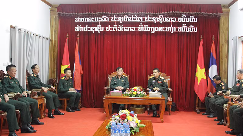 Thượng tướng Hoàng Xuân Chiến thăm, làm việc với Bộ Chỉ huy quân sự tỉnh Luang Prabang. (Ảnh: Hải Tiến)