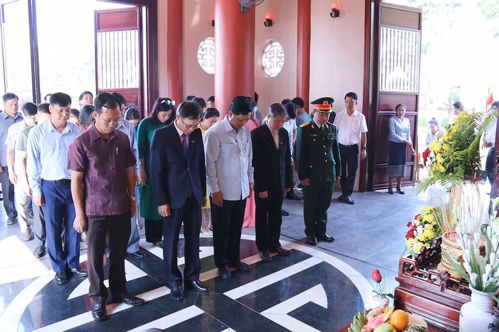 Đoàn đại biểu Đại sứ quán Việt Nam và các cơ quan bày tỏ lòng thành kính đối với Chủ tịch Hồ Chí Minh. (ẢNH: TRINH DŨNG)