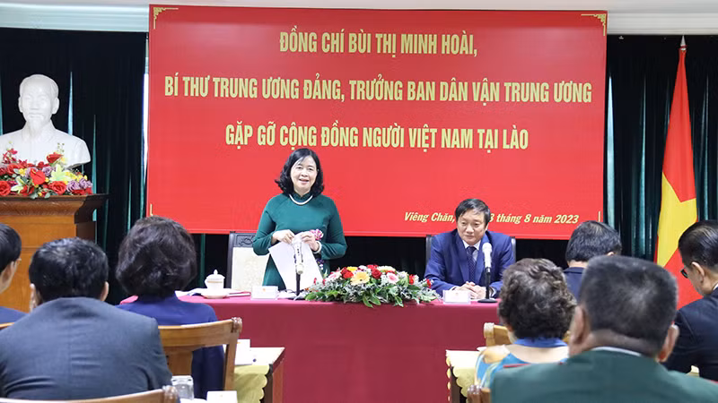 Đồng chí Bùi Thị Minh Hoài thăm, làm việc với Đại sứ quán và cộng đồng người Việt Nam tại Lào. (Ảnh: TRỊNH DŨNG)