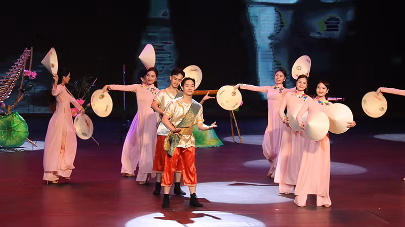 Tiết mục múa kết hợp giữa áo dài, nón lá của Việt Nam với điệu múa Lăm Vông của Lào. (Ảnh: Trịnh Dũng)