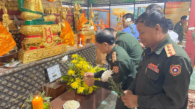 Cán bộ, chiến sĩ tỉnh Luang Prabang và người dân dâng hương, dâng hoa tưởng nhớ các anh hùng liệt sĩ. (Ảnh: Hải Tiến)