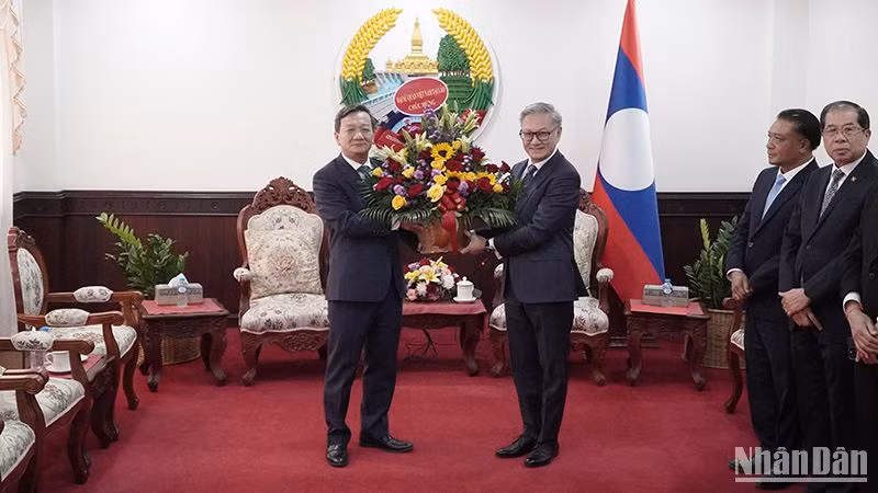 Đại sứ Nguyễn Minh Tâm chúc mừng Bộ trưởng Ngoại giao Lào nhân kỷ niệm 49 năm Quốc khánh nước Cộng hòa Dân chủ Nhân dân Lào. Ảnh: Hải Tiến