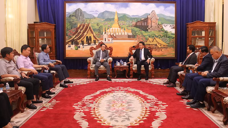 Thứ trưởng Thông tin, Văn hóa và Du lịch Lào tiếp thân mật Đoàn đại biểu Hội Nhà báo Việt Nam. (Ảnh: HẢI TIẾN)