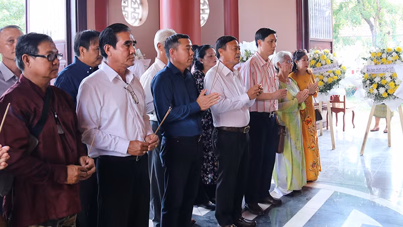 Đoàn đại biểu Tổng hội người Việt Nam tại Lào dâng hương tưởng niệm Chủ tịch Hồ Chí Minh. Ảnh: TRỊNH DŨNG