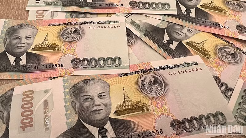 Tờ tiền có mệnh giá lớn nhất hiện nay của Lào là 100.000 kíp. (Ảnh: Trịnh Dũng)