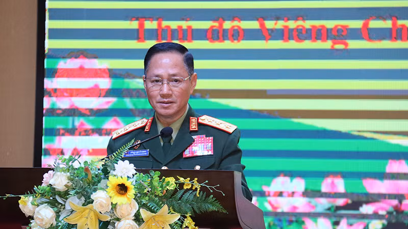 Thượng tướng Khamlieng Outhakaysone, Bộ trưởng Quốc phòng Lào phát biểu tại buổi lễ. (Ảnh: HẢI TIẾN)