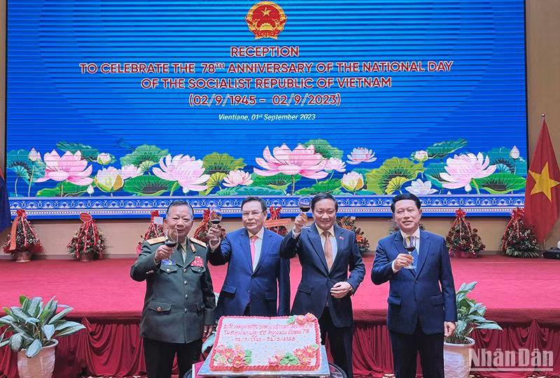 Chủ tịch Quốc hội Lào, các Phó Thủ tướng Chính phủ Lào cùng Đại sứ Nguyễn Bá Hùng nâng ly chúc mừng 78 năm Quốc khánh Việt Nam. (Ảnh: Trịnh Dũng)