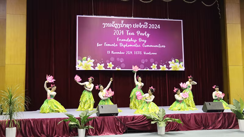 Tiết mục văn nghệ do phu nhân của các cán bộ Đại sứ quán Việt Nam tại Lào biên đạo, tập luyện và biểu diễn. (Ảnh: HẢI TIẾN)