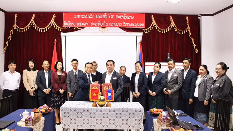 Hai bên ký Bản ghi nhớ. Ảnh: Hải Tiến