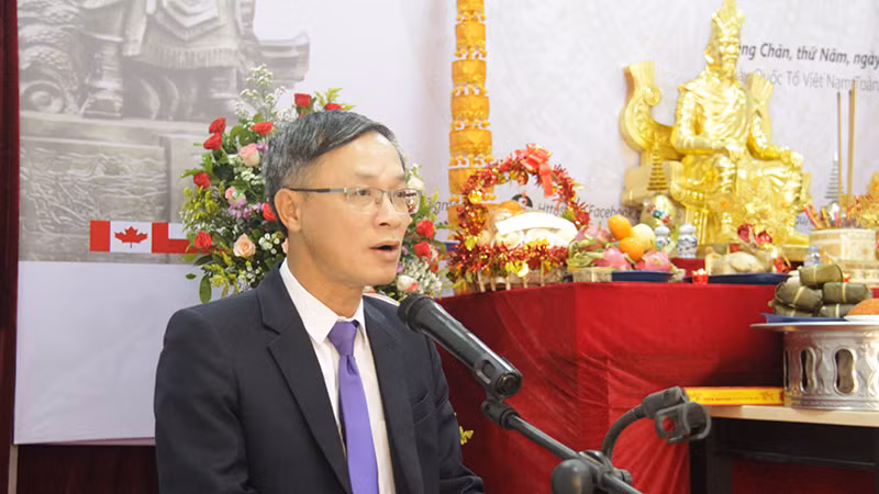 Ông Phan Minh Chiến, Tham tán Công sứ Đại sứ quán Việt Nam tại Lào phát biểu tại buổi lễ. (Ảnh: HẢI TIẾN) Ông Phan Minh Chiến, Tham tán Công sứ Đại sứ quán Việt Nam tại Lào phát biểu tại buổi lễ. (Ảnh: HẢI TIẾN)