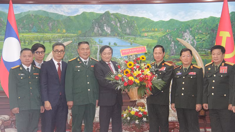 Đoàn đại biểu Đại sứ quán Việt Nam tại Lào chúc mừng 75 năm Ngày thành lập Quân đội nhân dân Lào. (Ảnh: Hải Tiến)