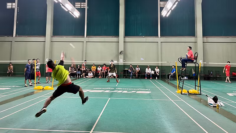 Các vận động viên thi đấu quyết liệt tại trận chung kết nội dung đơn nam dưới 45 tuổi. (Ảnh: Trịnh Dũng)