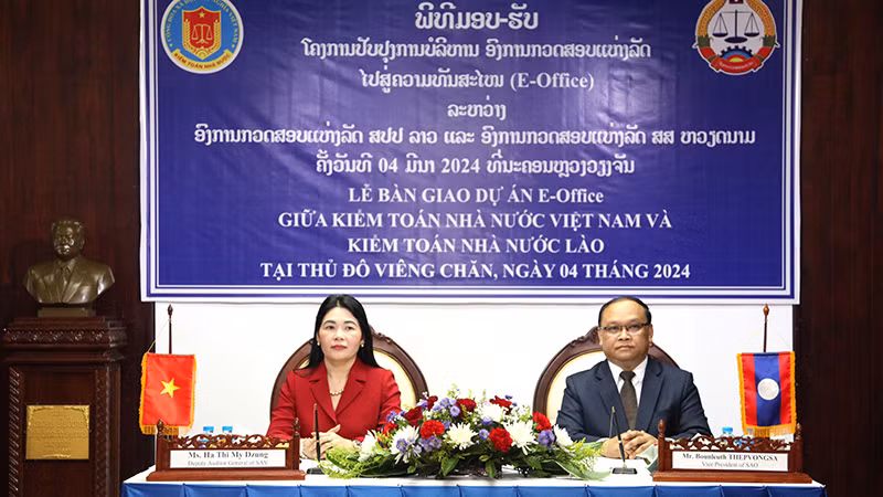 Lãnh đạo hai cơ quan kiểm toán chứng kiến Lễ bàn giao Dự án cải tiến công tác quản trị hoạt động văn phòng theo hướng hiện đại hóa (Dự án E-office). (Ảnh: Hải Tiến)