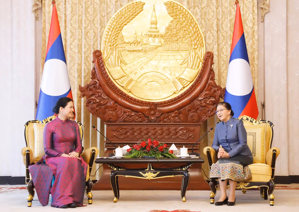 Phó Chủ tịch nước Lào Pany Yathotou và Chủ tịch Hội Liên hiệp Phụ nữ Việt Nam Hà Thị Nga tại buổi tiếp. (Ảnh: Trịnh Dũng)